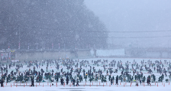 국내 대표 겨울 축제인 2026 화천산천어축제가 개막한 10일 강원 화천군 화천읍 화천천에 마련된 축제장 일원에서 함박눈이 내리고 있다. 2026.1.10 [사진=연합뉴스]