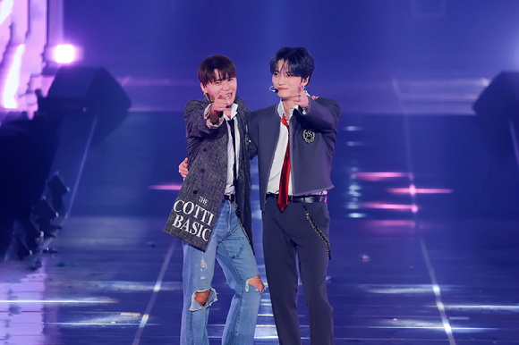 가수 김준수, 김재중이 데뷔 20주년 기념 단독 콘서트에서 무대를 꾸미고 있다. [사진=팜트리아일랜드, iNKODE]