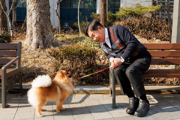 박강수 마포구청장이 반려견과 함께 즐거운 한때를 보내고 있다. [사진=마포구]