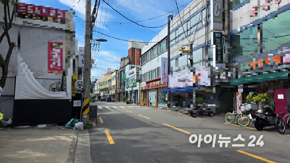 서울 성동구 성수2지구 대의원회를 앞두고 DL이앤씨와 포스코이앤씨 직원들이 현수막을 들고 있다. [사진=이수현 기자]