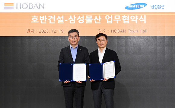 문갑 호반건설 경영부문대표(왼쪽)와 이주용 삼성물산 부사장이 12월 19일 서울 서초구 호반파크사옥에서 스마트 커뮤니티 플랫폼 '호반온 by 홈닉' 구축을 위한 업무협약을 체결한 후 기념촬영을 하고 있다. [사진=호반건설]