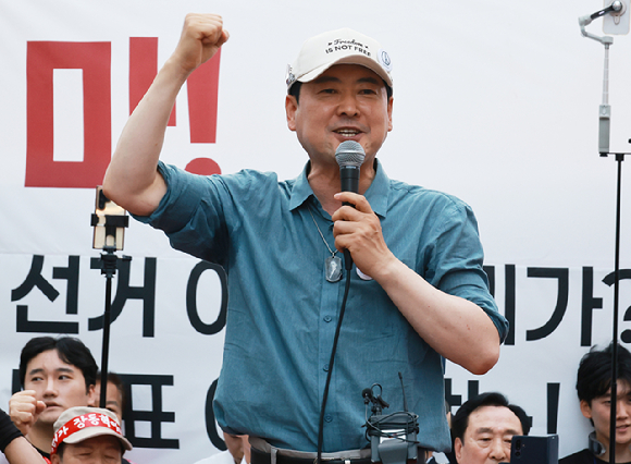국민의힘 장동혁 대표가 12일 부산 서면 하트광장에서 열린 참정권 침해 규탄 집회에 참석해 단상에서 구호를 외치고 있다. 2026.7.12 [사진=연합뉴스]
