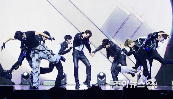 그룹 제로베이스원이 1일 오후 서울 용산구 한남 블루스퀘어에서 열린 제로베이스원(ZEROBASEONE) 정규 1집 '네버 세이 네버(NEVER SAY NEVER)' 쇼케이스에 참석해 타이틀곡 '아이코닉' 무대를 선보이고 있다. [사진=정소희 기자]