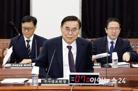 이종석 국가정보원장이 11일 서울 여의도 국회에서 열린 정보위원회 전체회의에 출석하고 있다. [사진=곽영래 기자]