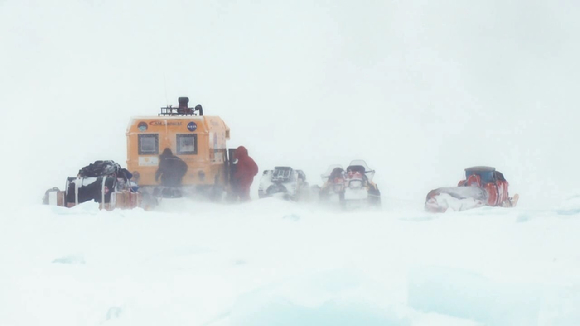 영화 '마스: 화성으로 가는 길'의 스틸컷. 우주 탐사 시 마주할 수 있는 극저온 환경을 표현한 장면. [사진=네이버 영화]