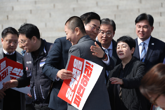 11일 서울 여의도 국회 본청 앞 계단에서 더불어민주당 전진숙, 박홍배, 김문수 의원이 윤석열 대통령 조기파면 등을 촉구하며 삭발하자 박찬대 원내대표가 전진숙 의원을 격려하고 있다. 2025.3.11 [사진=연합뉴스]