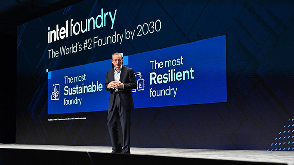 팻 겔싱어 인텔 최고경영자(CEO)가 21일(현지시간) 인텔 최초의 파운드리 행사인 인텔 파운드리 다이렉트 커넥트(Intel Foundry Direct Connect)에서 발표하고 있다. [사진=인텔]