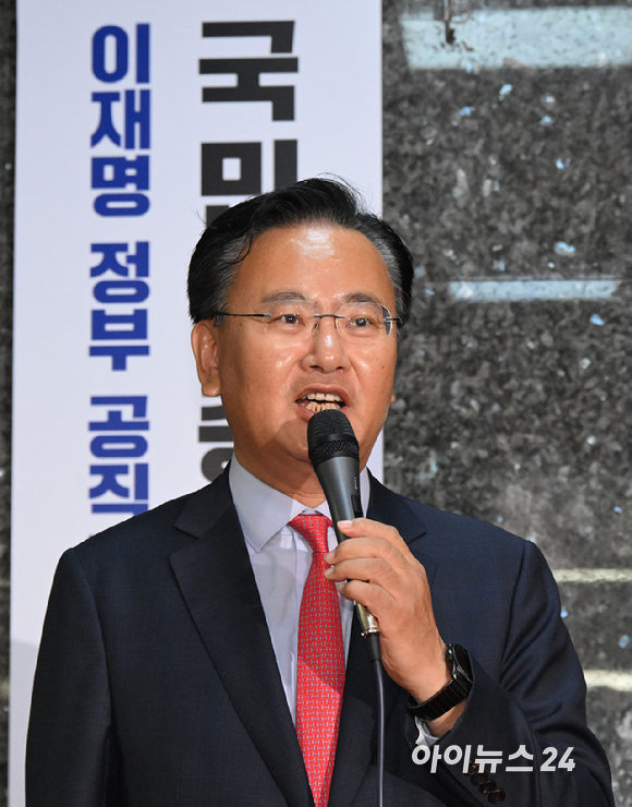 국민의힘 송언석 비상대책위원장 겸 원내대표와 이재명 정부 공직후보자 국민검증센터 단장을 맡은 유상범 의원 등 소속 의원들이 8일 국회에서 열린 '이재명 정부 공직후보자 국민검증센터' 현판식에 참석해 현판을 제막하고 있다. [사진=곽영래 기자]