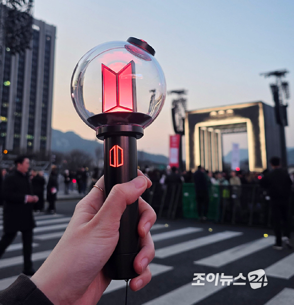 방탄소년단 'BTS 컴백 라이브: ARIRANG' 공연이 21일 오후 서울 종로구 광화문 광장에서 열리는 가운데 현장이 인파로 북적이고 있다. [사진=정지원 기자]