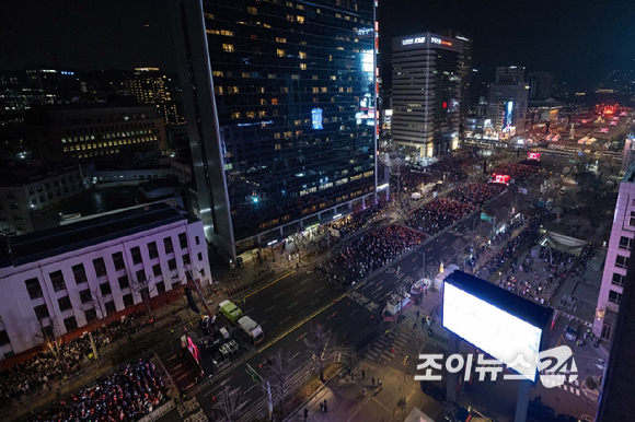 방탄소년단(BTS)이 21일 오후 서울 광화문 광장에서 정규 5집 '아리랑(ARIRANG)' 앨범 발매를 기념해 컴백 무대를 선보이고 있다. [사진=사진공동취재단]