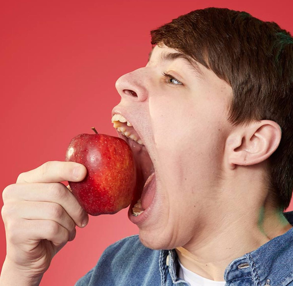 성인 남성의 주먹이 통째로 들어갈 만큼 입을 크게 벌릴 수 있는 미국 미네소타주의 아이작 존슨이 눈길을 끌고 있다. 사진은 아이작 존슨. [사진=기네스 ]