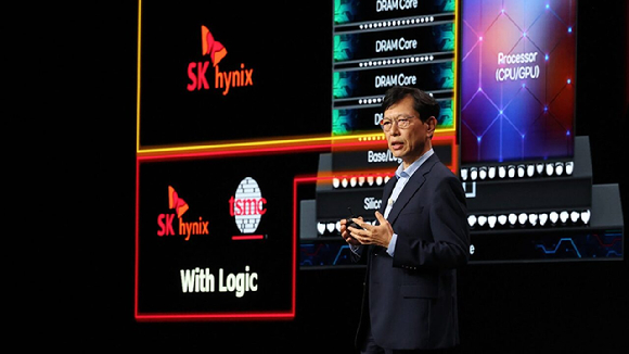 안현 SK하이닉스 사장이 22일(현지시간) 미국 캘리포니아주 새너제이에서 열린 TSMC 심포지엄 무대에 올라 양사의 기술 협력을 소개하고 있다. [사진=SK하이닉스 뉴스룸]