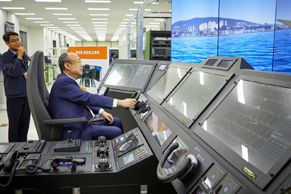 김승연 한화그룹 회장이 한화시스템 구미사업장을 방문해 콕핏(Cockpit)형 통합함교체계(IBS) 운영 시연을 하고 있다. [사진=한화시스템]