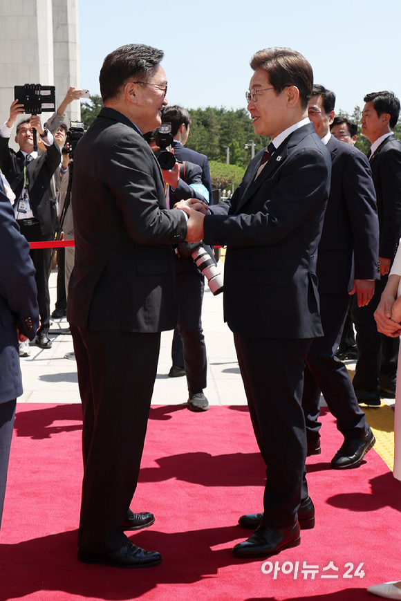 이재명 대통령이 취임 선서를 하기 위해 4일 오전 서울 여의도 국회에 들어서며 우원식 국회의장과 악수하고 있다. [사진=국회시잔취재단]