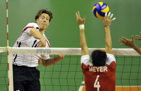 독일 프랑크푸르트에 연고를 둔 유나이티드 발리스가 재정 문제로 인해 2022-23시즌 독일 분데스리가 참가가 불투명해졌다. 유나이티드 발리스에서 주장을 맡고 있는 베테랑 아포짓 요한 쉡스(왼쪽)가 독일남자배구대표팀 시절 멕시코와 경기 도중 스파이크를 시도하고 있다. [사진=국제배구연맹(FIVB)]