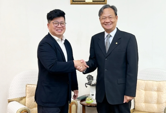 대만 타오위안 시에 위치한 에버그린 본사에서 강병구 CJ대한통운 글로벌 부문장(왼쪽)과 에릭 시에 (Eric Hsieh) 에버그린 사장이 업무협약 체결 행사 뒤 기념촬영을 하고 있다. [사진=CJ대한통운]