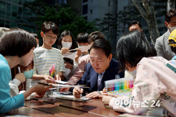 윤석열 대통령 당선인이 5일 어린이날을 맞아 당선인이 거주하는 아파트 이웃 어린이들과 함께 즐거운 시간을 보내고 있다. [사진=당선인 대변인실]