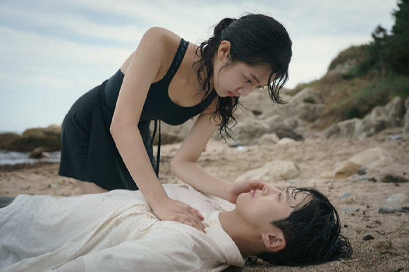 배우 공명과 신은수가 넷플릭스 영화 '고백의 역사'에서 열연하고 있다. [사진=넷플릭스]