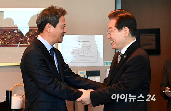 이재명 더불어민주당 대표가 지난달 26일 서울고등법원에서 열린 공직선거법 위반 혐의 사건 2심 5차 공판을 마친 뒤 법원을 나서고 있다. [사진=곽영래 기자]