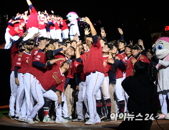 '조선의 4번 타자' 롯데 이대호의 은퇴식이 8일 부산 동래구 사직야구장에서 열린 가운데 이대호의 다양한 모습. [사진=정소희 기자]