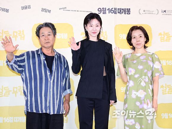 배우 기주봉-하윤경-양말복이 1일 오후 서울 CGV 용산 아이파크몰에서 열린 영화 '철들 무렵'(감독 정승오) 언론시사회에 참석하고 있다. [사진=정소희 기자]