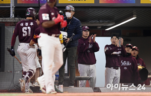 8일 오후 인천 SSG 랜더스필드에서 2022 KBO리그 포스트시즌 한국시리즈 키움 히어로즈 대 SSG 랜더스의 6차전 경기가 열렸다. 키움 홍원기 감독이 6회초 1사 솔로홈런을 터뜨린 이정후에게 박수를 보내고 있다. [사진=김성진 기자]