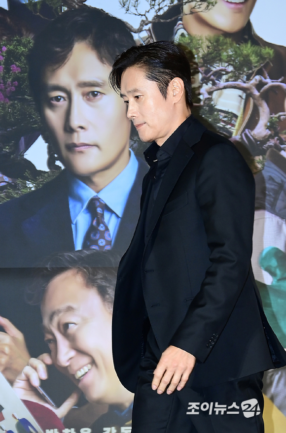 배우 이병헌이 22일 오후 서울 CGV 용산아이파크몰에서 열린 영화 '어쩔수가 없다' (감독 박찬욱) 언론시사회에 참석하고 있다. [사진=정소희 기자]