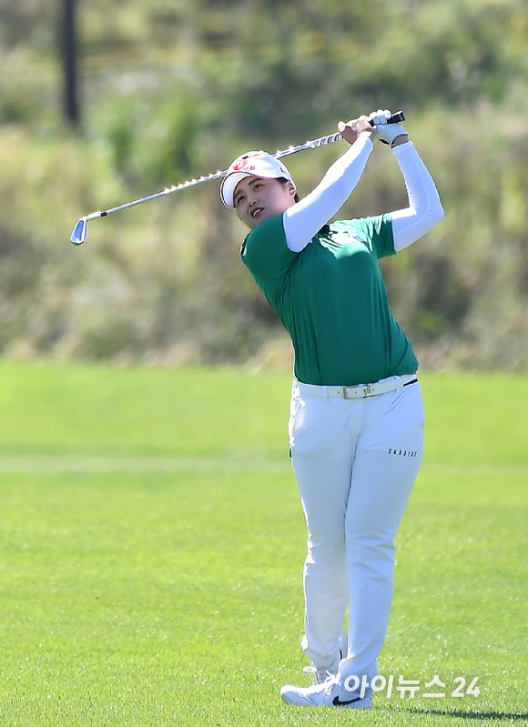 24일 인천 베어즈베스트 청라 (파72/6,712야드)에서 열린 '하나금융그룹 챔피언십' (총상금 15억원, 우승상금 2억 7천만 원) 최종 라운드에서 최혜진이 세컨샷을 하고 있다. [사진=곽영래 기자]