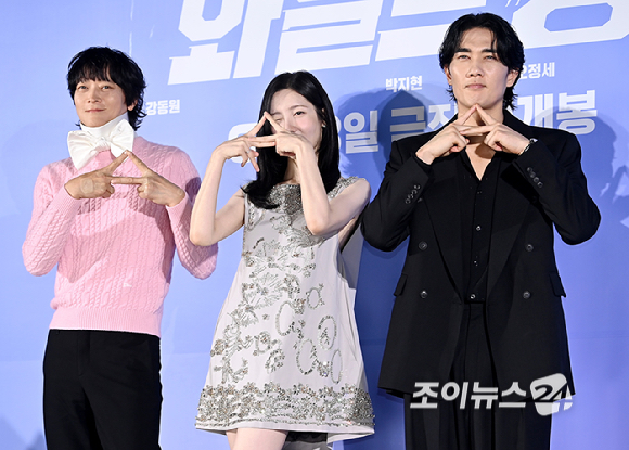 배우 강동원, 박지현, 엄태구가 7일 오전 서울 자양동 롯데시네마 건대입구에서 열린 영화 '와일드 씽' 제작보고회에서 포토타임을 갖고 있다. [사진=곽영래 기자]