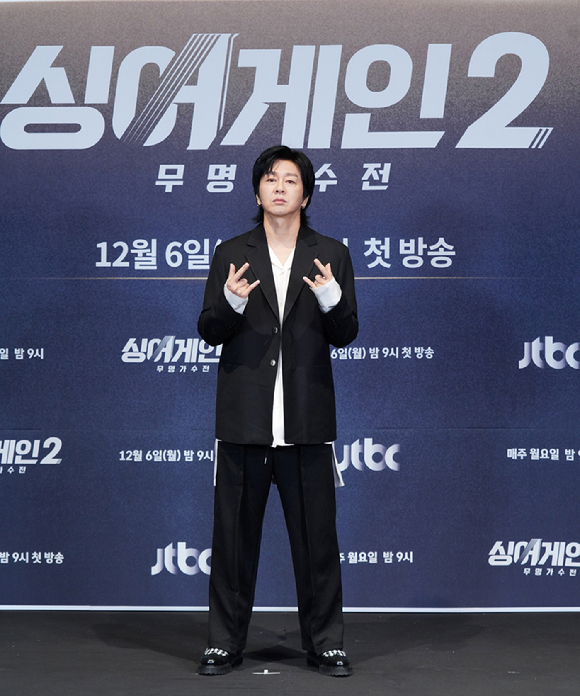 가수 윤도현이 6일 온라인으로 진행된 JTBC '싱어게인 시즌 2-무명가수전' 제작발표회에 참석해 포즈를 취하고 있다. [사진=JTBC]