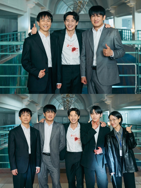 '오십프로' 신하균과 오정세, 허성태가 종영 기념 사진촬영을 하고 있다. [사진=MBC ]