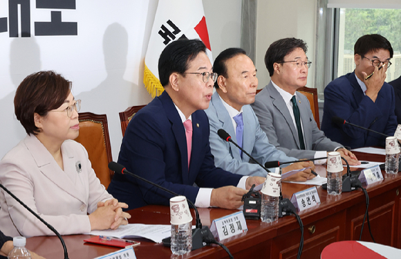 국민의힘 송언석 비상대책위원장 겸 원내대표(왼쪽 두번째)가 14일 국회에서 열린 비상대책위원회의에서 발언하고 있다. [사진=연합뉴스]