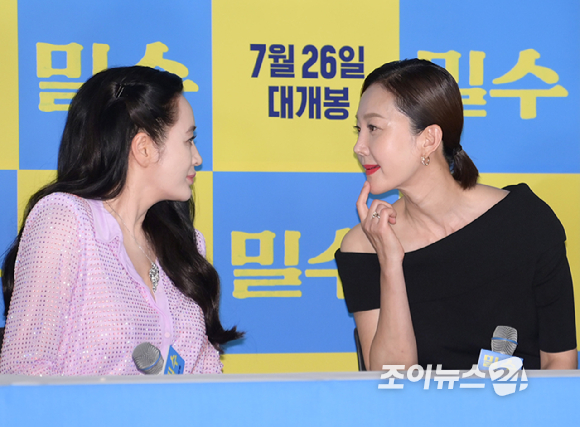 배우 김혜수와 염정아가 18일 오후 서울 CGV용산아이파크몰에서 열린 영화 '밀수'(감독 류승완) 언론시사회에 참석하고 있다. [사진=정소희 기자]