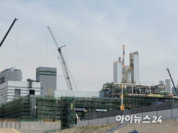 SK하이닉스 용인 반도체 클러스터 1기 팹 공사 현장. 2일 경기 용인시 처인구 원삼면 현장에서는 타워크레인 수십 대가 동시에 가동되며 골조 공사가 한창이었다. [사진=권서아 기자]