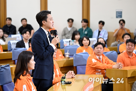 이준석 개혁신당 대선후보가 3일 서울 여의도 국회 의원회관에 마련된 제21대 대통령선거 개표상황실을 방문해 입장을 밝히고 있다. [사진=곽영래 기자]