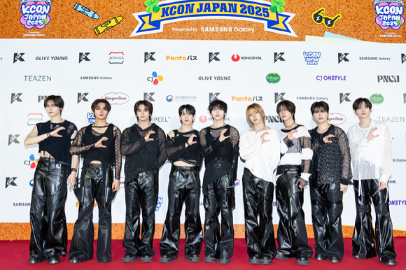 그룹 크래비티가 지난 11일 일본 지바현 마쿠하리 멧세에서 개최된 '케이콘 재팬 2025(KCON JAPAN 2025)' 레드카펫 행사에서 포즈를 취하고 있다. [사진=CJ ENM]