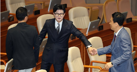 15일 국회에서 22대 국회 후반기 의장단을 선출하기 위해 열린 본회의에서 인천 연수갑 국회의원 보궐선거에서 당선된 더불어민주당 송영길 의원 등 재보궐선거 당선 의원들이 선서하고 있다. [사진=연합뉴스]