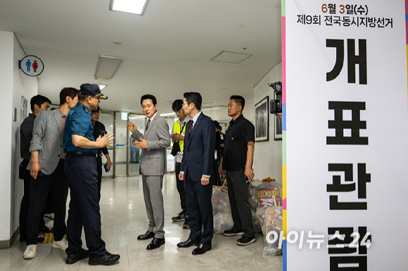 장동혁 국민의힘 대표가 8일 서울 송파구 올림픽공원 핸드볼 경기장에 진입해 선거 관련 용품들이 보관된 곳을 살펴보고 있다. 이날 대한체육회 산하 9개 종목 단체는 장비 반출을 위해 6&middot;3 지방선거 당시 개표소로 사용된 올림픽공원 핸드볼 경기장에 진입했다. 2026.09.08 사진공동취재단 [사진=사진공동취재단 ]