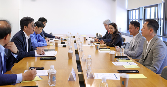 최휘영 문화체육관광부 장관이 게임분과 제2차 회의에서 논의를 진행 중이다. [사진=문화체육관광부]