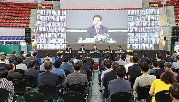 22일 열린 '도민과의 대화'에서 김영록 전남지사가 고흥 군민들과 질의응답을 하고 있다 [사진=고흥군]