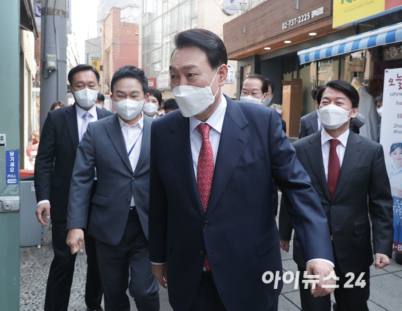 윤석열 대통령 당선인이 16일 오후 서울 종로구 통의동 집무실에서 점심 식사를 위해 안철수 인수위원장, 권영세 인수위 부위원장, 원희룡 기획위원장 등과 함께 식당으로 이동하고 있다. [사진=김성진 기자]