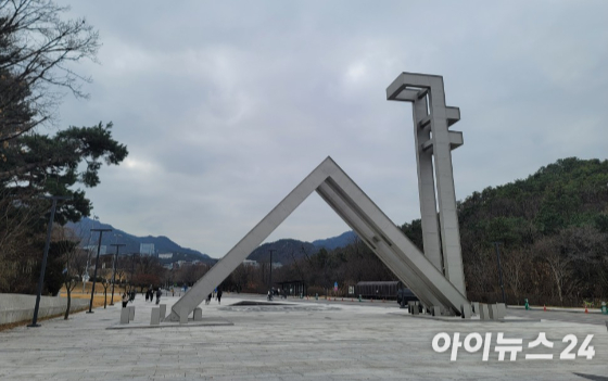 서울대학교에서 '시진핑 자료실' 폐쇄를 요구하며 삼단봉으로 난동을 부린 40대 남성이 경찰에 붙잡혔다. 사진은 시진핑 중국 국가 주석. [사진=연합뉴스]