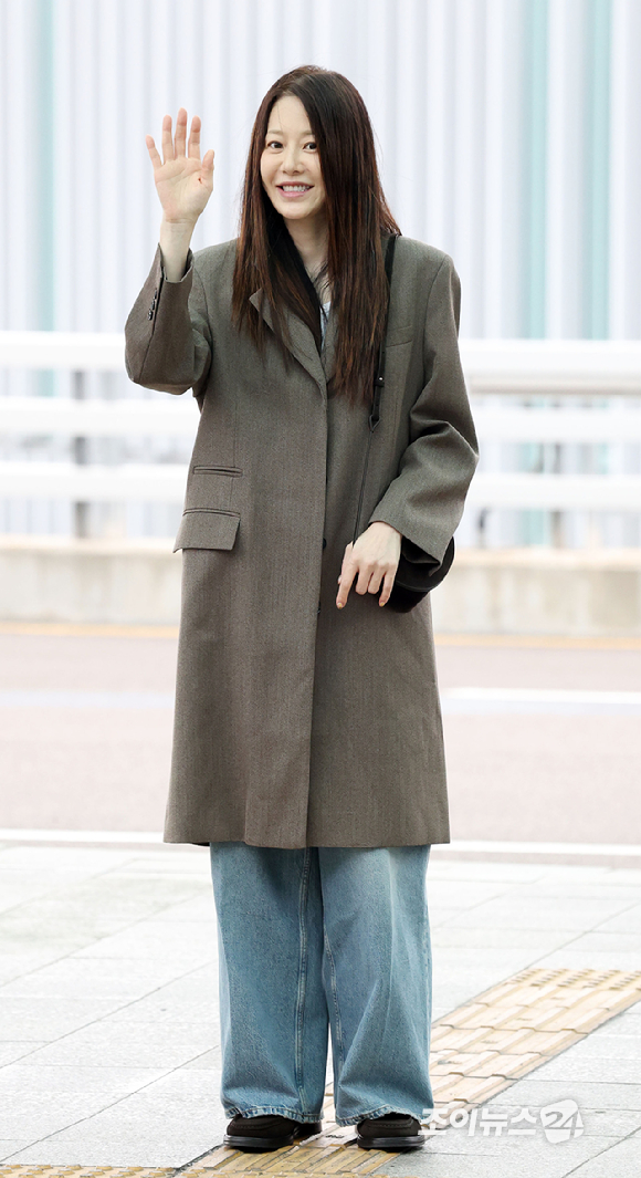 배우 고현정이 COS 2025 FW컬렉션 참석 차 12일 인천국제공항을 통해 미국 뉴욕으로 출국하고 있다. [사진=정소희 기자]