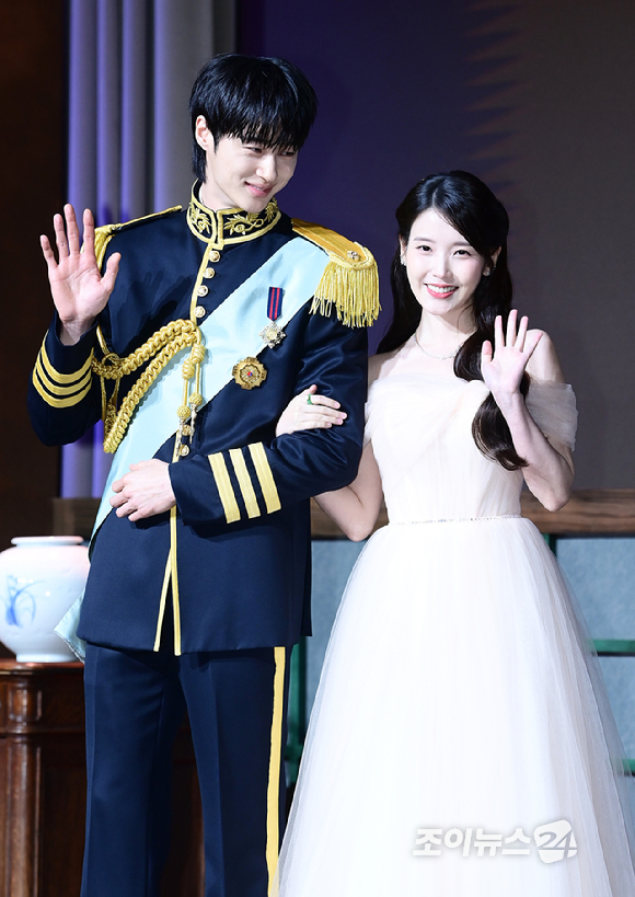 배우 변우석과 아이유가 6일 서울 조선팰리스 강남 호텔에서 진행된 MBC 금토드라마 '21세기 대군부인' 제작발표회에 참석하고 있다. [사진=정소희 기자]