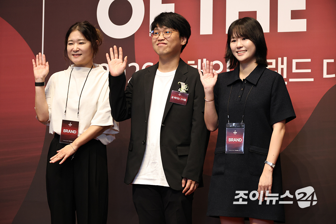 예능프로그램 '골 때리는 그녀들' 이채희 PD 및 제작진들이 1일 오전 서울 중구 신라호텔에서 진행된 '2026 올해의 브랜드 대상' 포토월 행사에 참석해 포즈를 취하고 있다. [사진=문수지 기자]