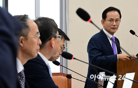 김종출 한국항공우주산업(KAI) 대표이사 사장이 20일 오후 서울 여의도 국회 재정경제기획위원회에서 열린 한국수출입은행 등에 대한 국정감사에서 의원 질의에 답하고 있다. [사진=곽영래 기자]