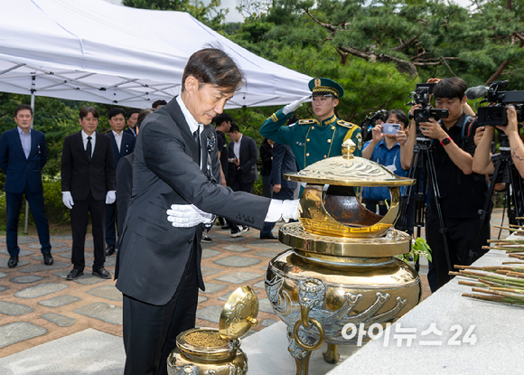 조국 조국혁신당 전 대표가 18일 서울 동작구 국립서울현충원 내 김대중 전 대통령 묘역을 찾아 참배를 하고 있다. [사진=곽영래 기자]