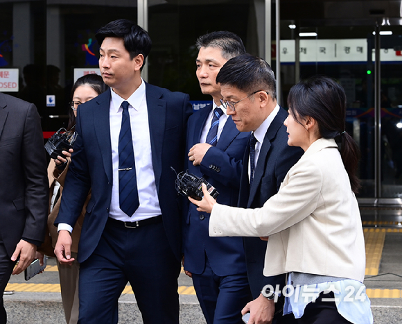 SM엔터테인먼트 시세 조종 혐의를 받고 있는 김범수 카카오 창업주 겸 경영쇄신위원장이 21일 오전 열린 1심 선고공판에서 무죄를 받고 법원을 나서고 있다. [사진=정소희 기자]