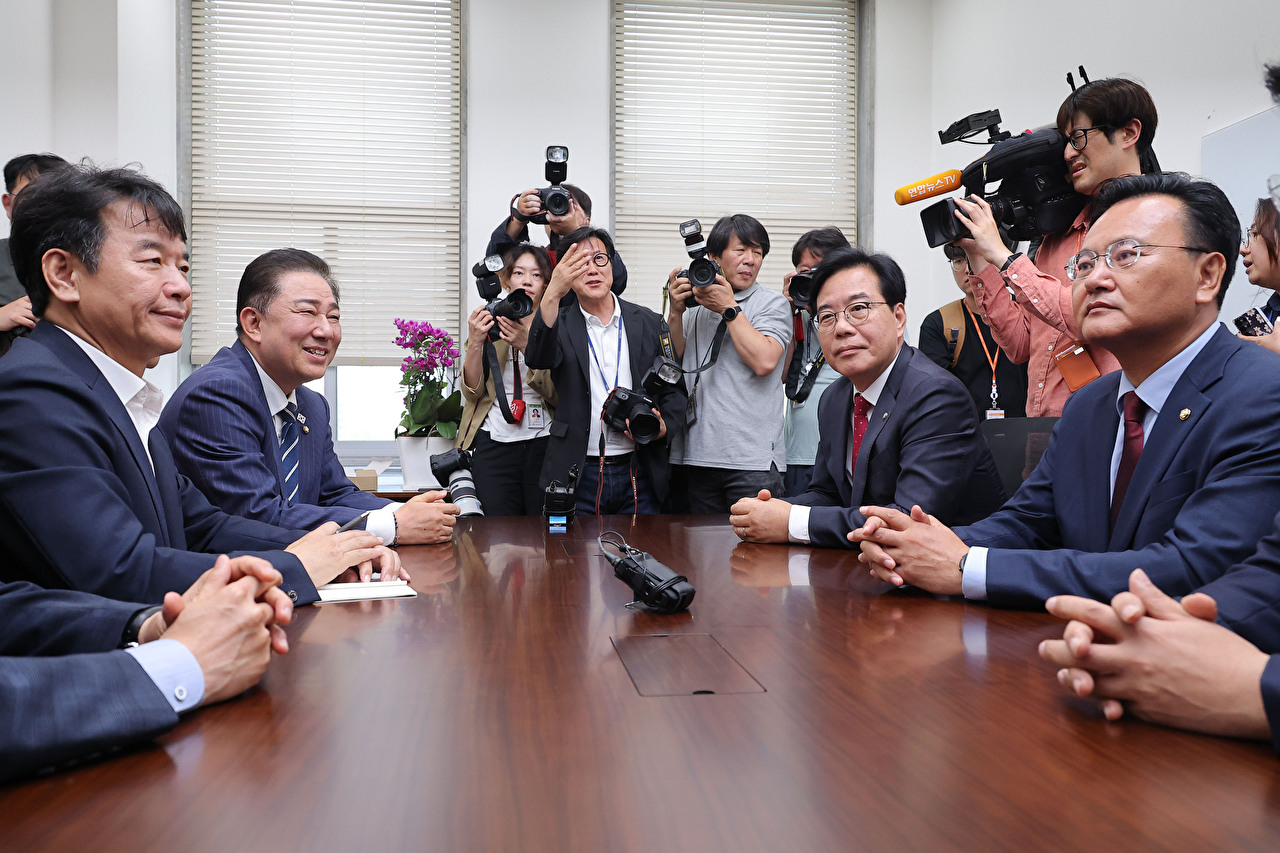 더불어민주당 김병기 당대표 직무대행 겸 원내대표와 국민의힘 송언석 원내대표가 18일 추경안 관련 상의를 위해 국회 민주당 원내대표실에서 만나 대화를 나누고 있다. 2025.6.18 [사진=연합뉴스]