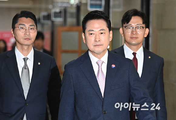 장동혁 국민의힘 당대표가 29일 서울 여의도 국회에서 현안 관련 기자회견을 위해 당대표실로 이동하고 있다. [사진=곽영래 기자]